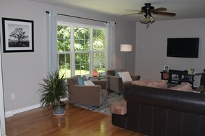 TV, foosball, table tennis, books - Spacious Saratoga house in upstate NY! Minutes to the Adirondacks and Racetrack (Gansevoort)