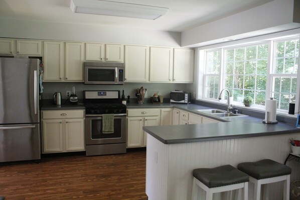 Fridge, microwave, oven, stovetop - Spacious Saratoga house in upstate NY! Minutes to the Adirondacks and Racetrack (Gansevoort)