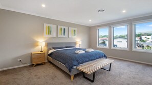 6 bedrooms, iron/ironing board, WiFi, bed sheets