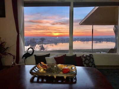 Lake View - Nature's Oasis!    King Bed/Sleeps 10 