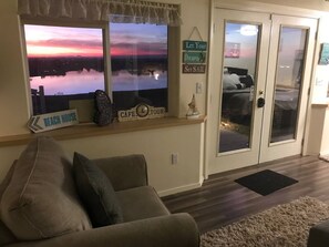 Interior - Lake View - Nature's Oasis!    King Bed/Sleeps 10  (Moses Lake)