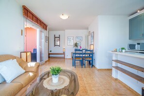 TV - Nice apartment with a large terrace (Empuriabrava)