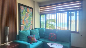 Smart TV, Netflix, books, streaming services