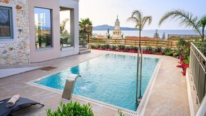 Utendørsbasseng og et oppvarmet basseng