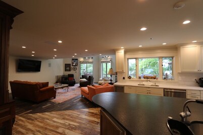 Lg lakefront family home with a covered dock and jet-ski port! Nicely remodeled!