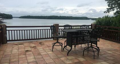 Lg lakefront family home with a covered dock and jet-ski port! Newly remodeled!
