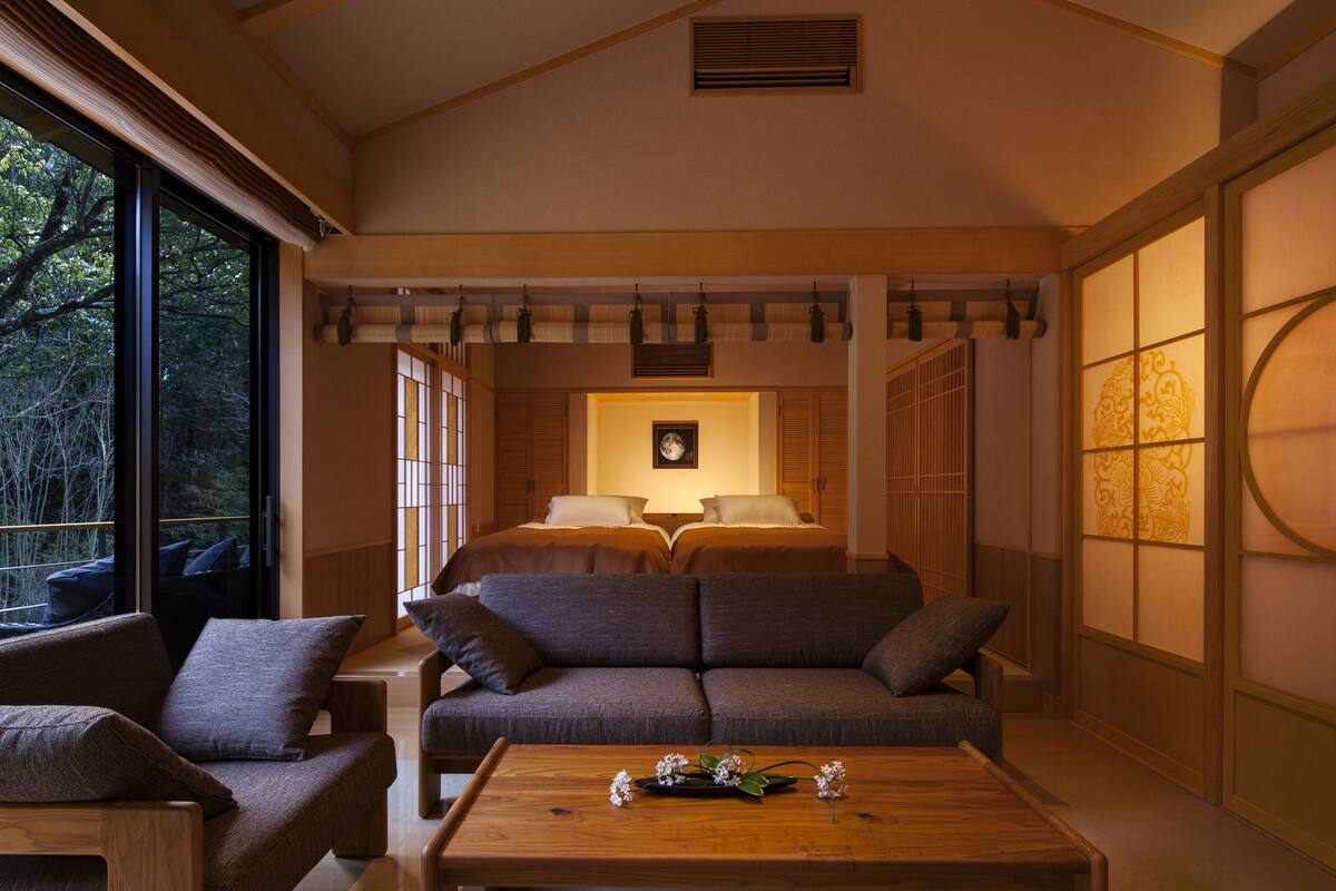 Un dormitorio moderno con una cama grande, un sofá y una mesita de centro.