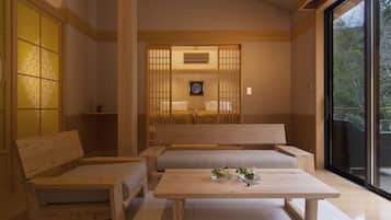 Rom (JPN/Western, Pvt. Open-air Bath, ROH) | Safe på rommet, skrivebord, strykejern/-brett og wi-fi (inkludert)