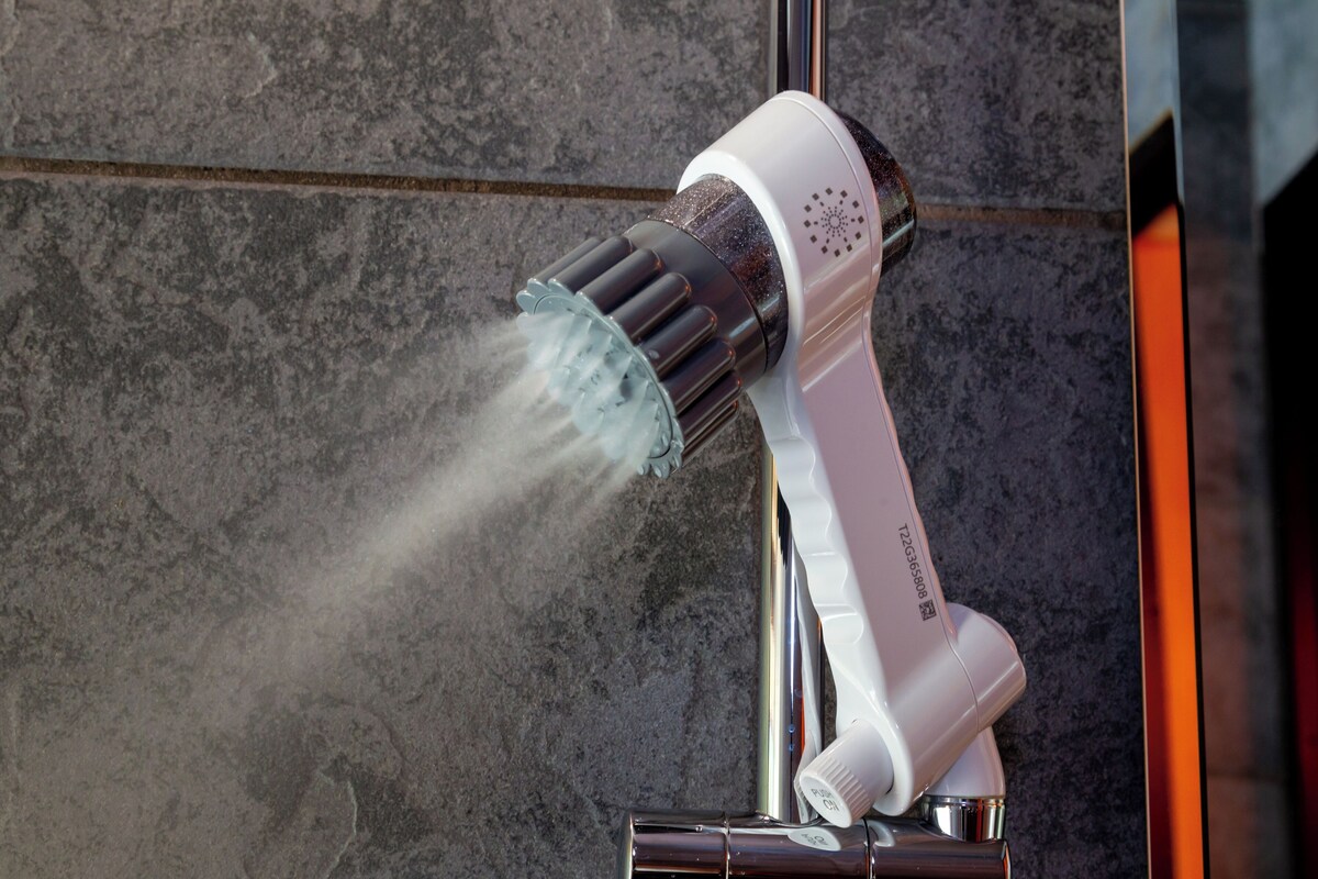 Separate bathtub and shower, deep-soaking bathtub, free toiletries