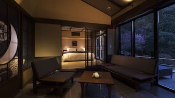 Phòng (JPN/Western, Pvt. Open-air Bath, ROH) | Két bảo mật tại phòng, bàn, bàn ủi/dụng cụ ủi quần áo