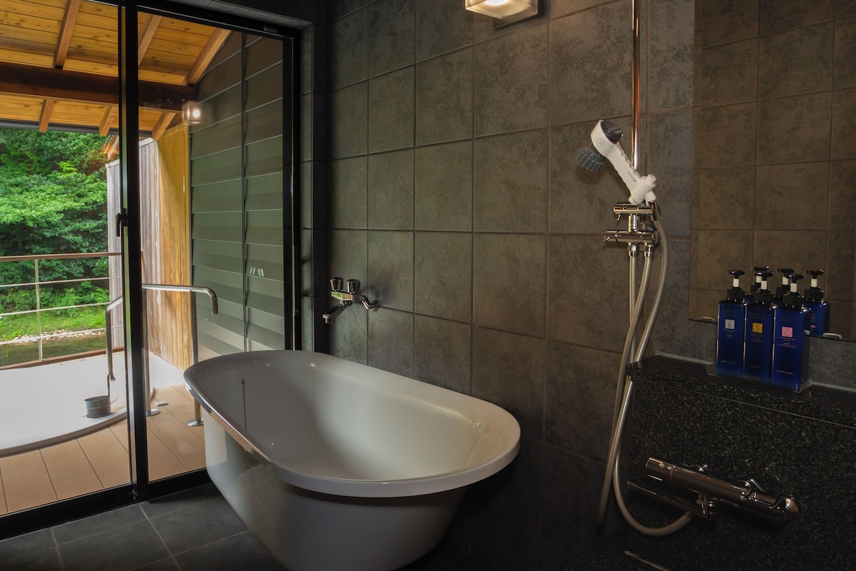 Separate bathtub and shower, deep-soaking bathtub, free toiletries