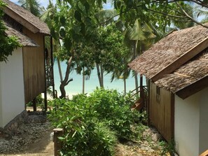 Property grounds - BaraCoco Bungalows (Bira)
