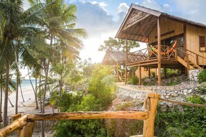 Property grounds - BaraCoco Bungalows (Bira)