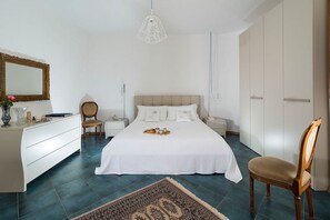 7 عدّة غرف نوم ومكواة/لوح كي وواي فاي وملاءات أسرّة