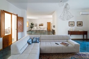 Una televisión, una chimenea