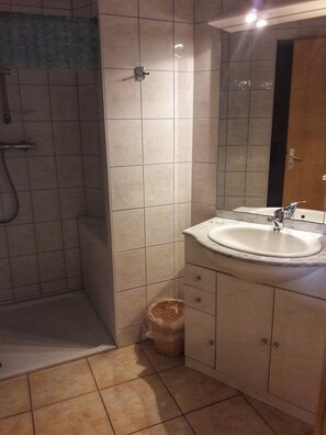 Hårføner og toalettpapir