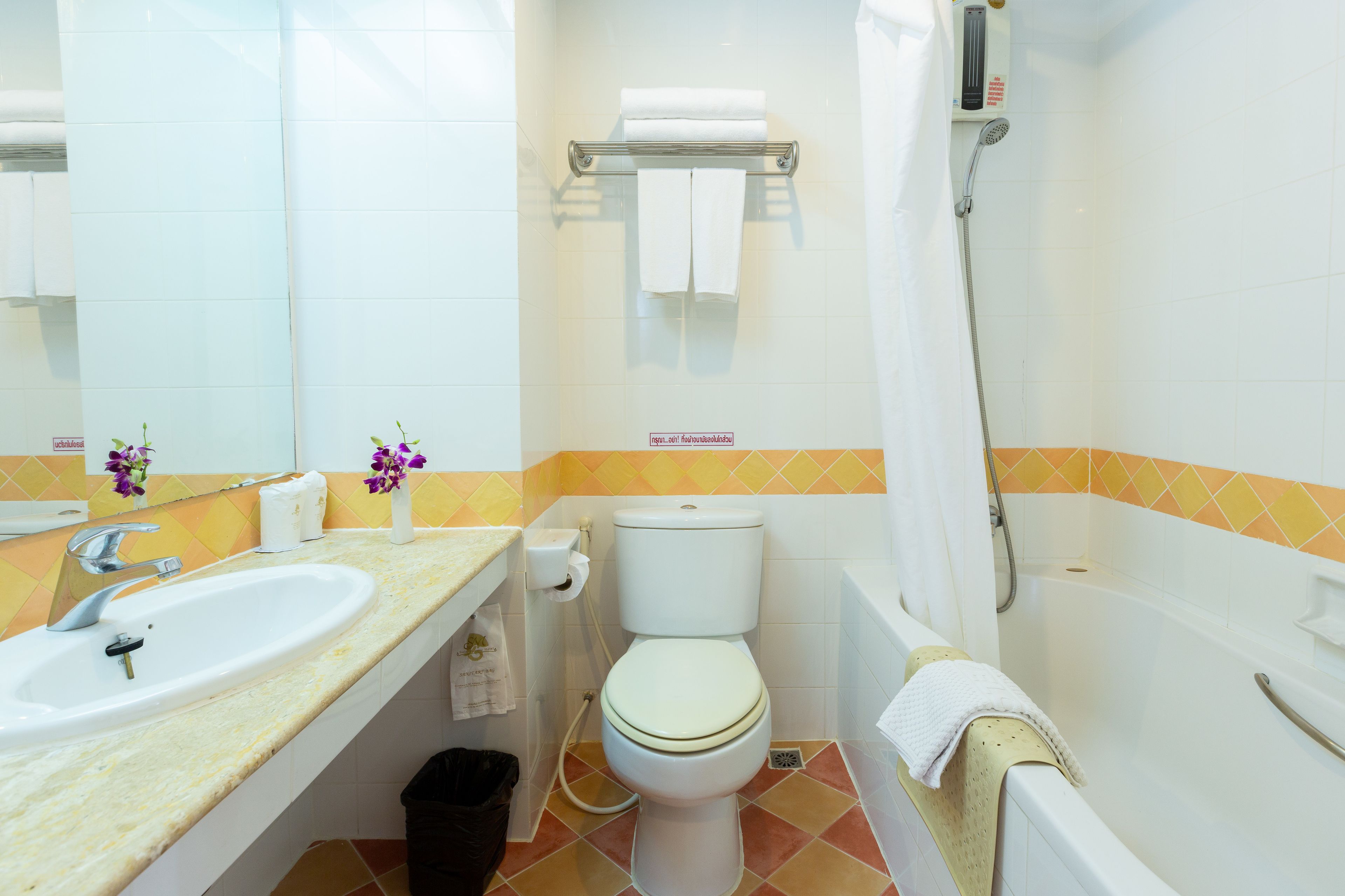 combined shower/bathtub, hair dryer, slippers, towels