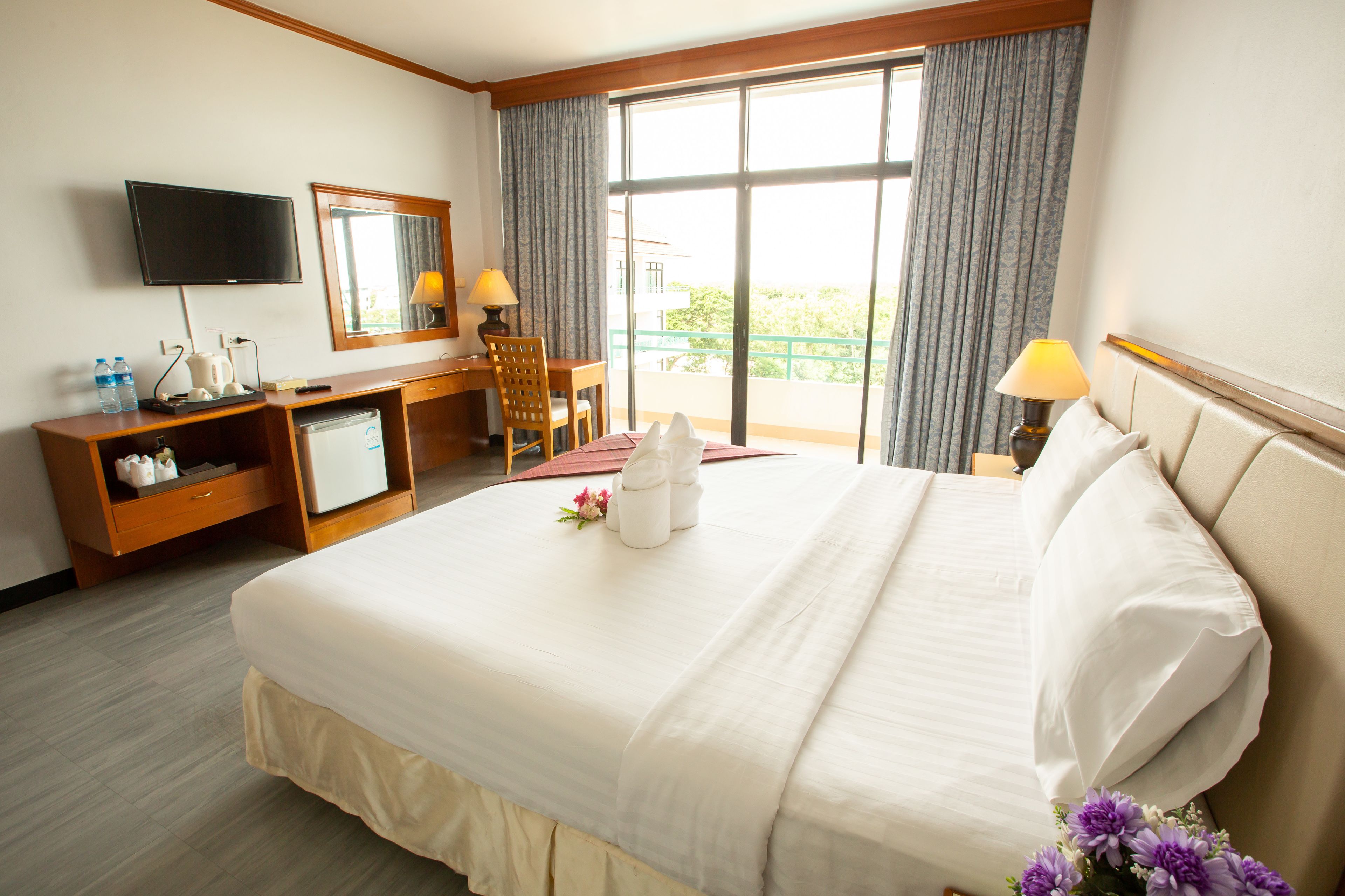 deluxe room | hypo-allergenic bedding, in-room safe, desk, blackout curtains