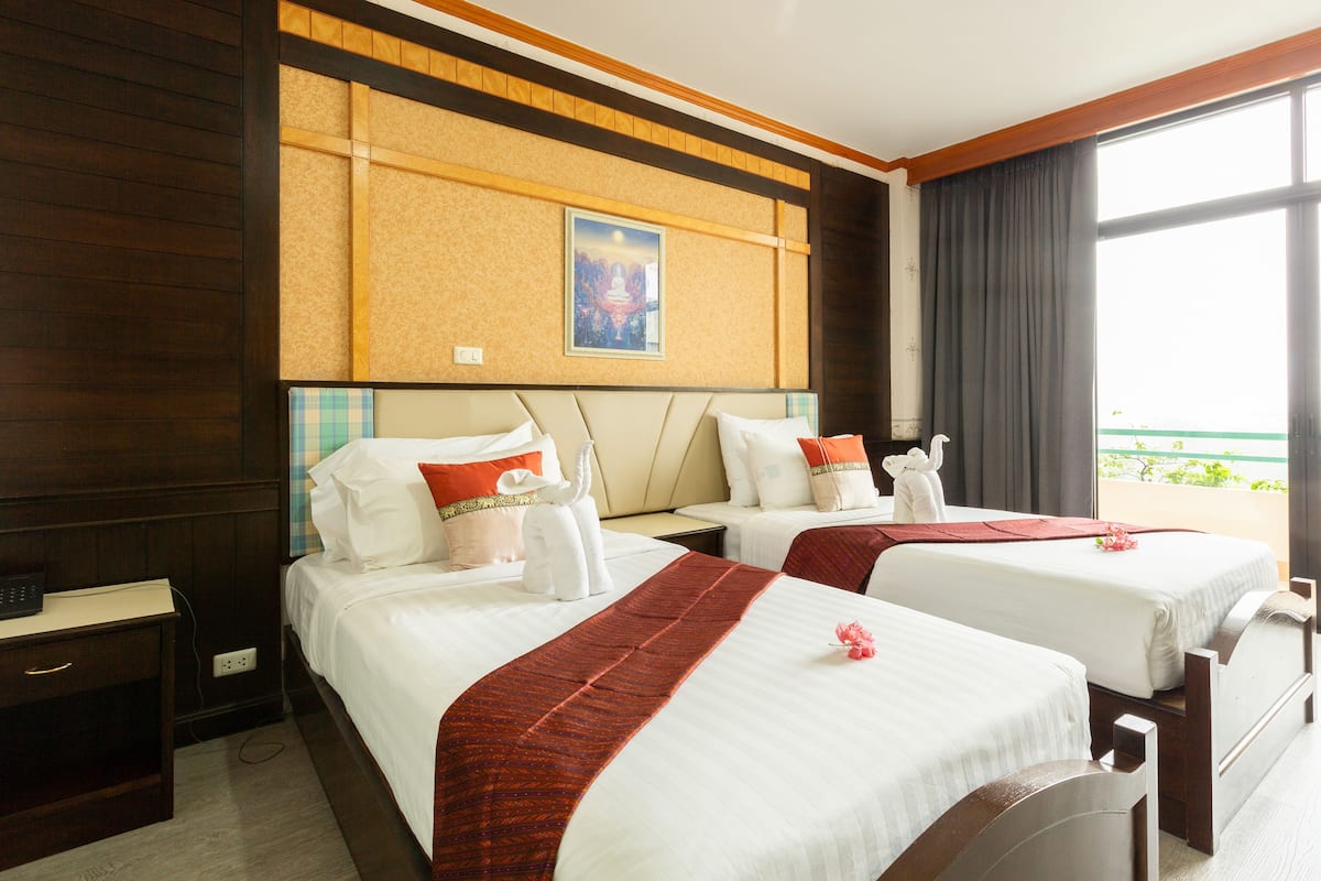 Hypo-allergenic bedding, in-room safe, desk, blackout curtains