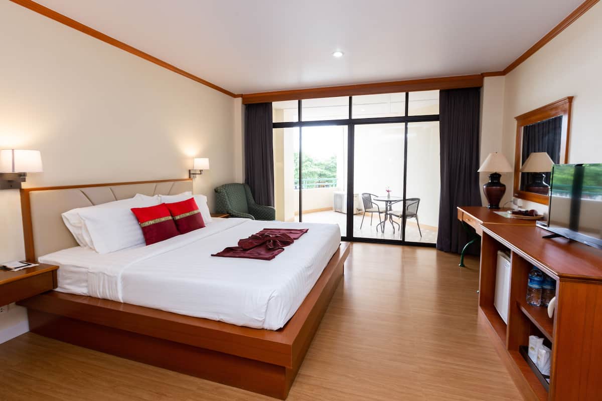 deluxe room | hypo-allergenic bedding, in-room safe, desk, blackout curtains