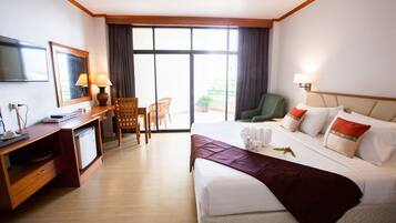 Deluxe-rum | Allergitestade sängkläder, värdeförvaringsskåp på rummet och skrivbord