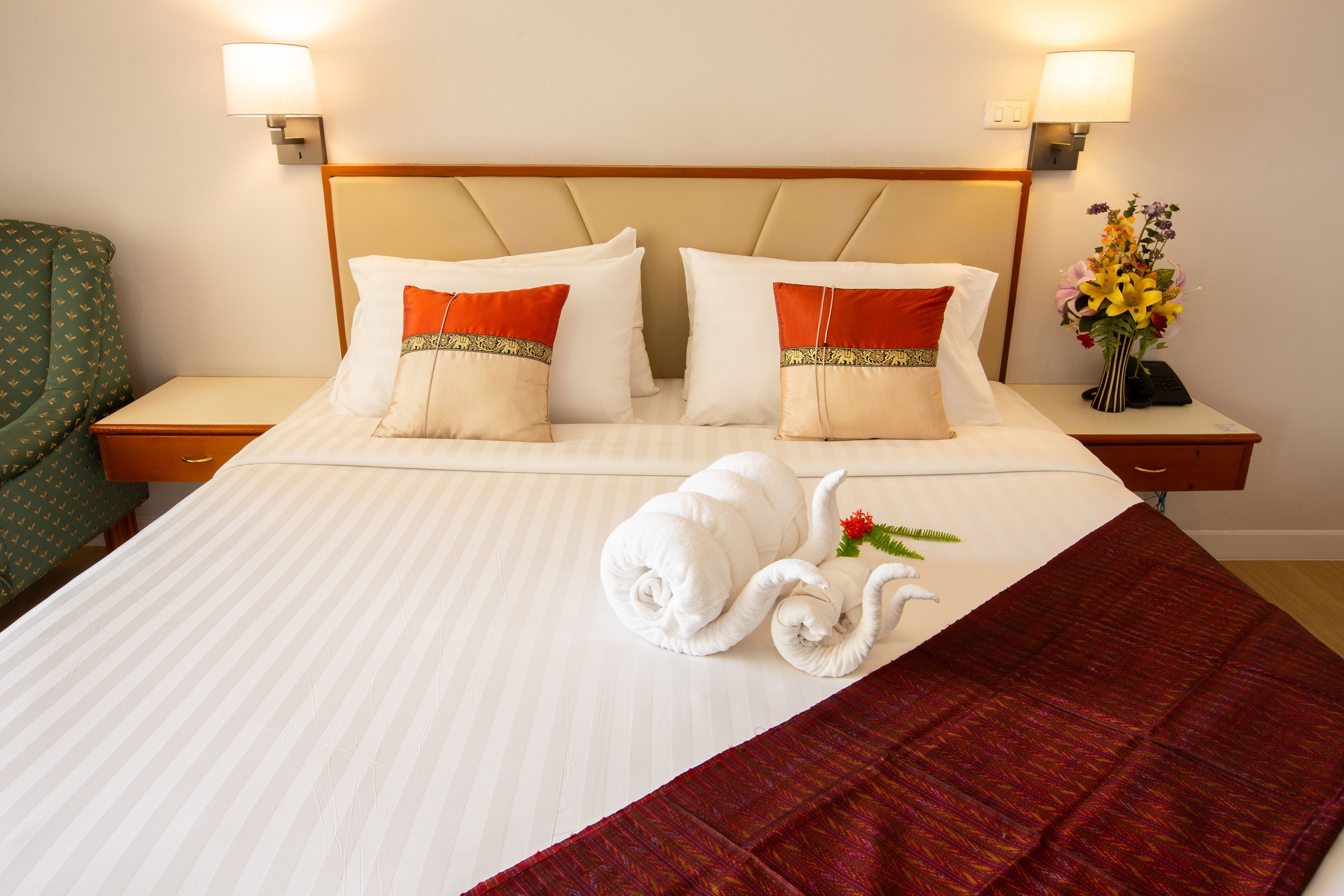 deluxe room | hypo-allergenic bedding, in-room safe, desk, blackout curtains