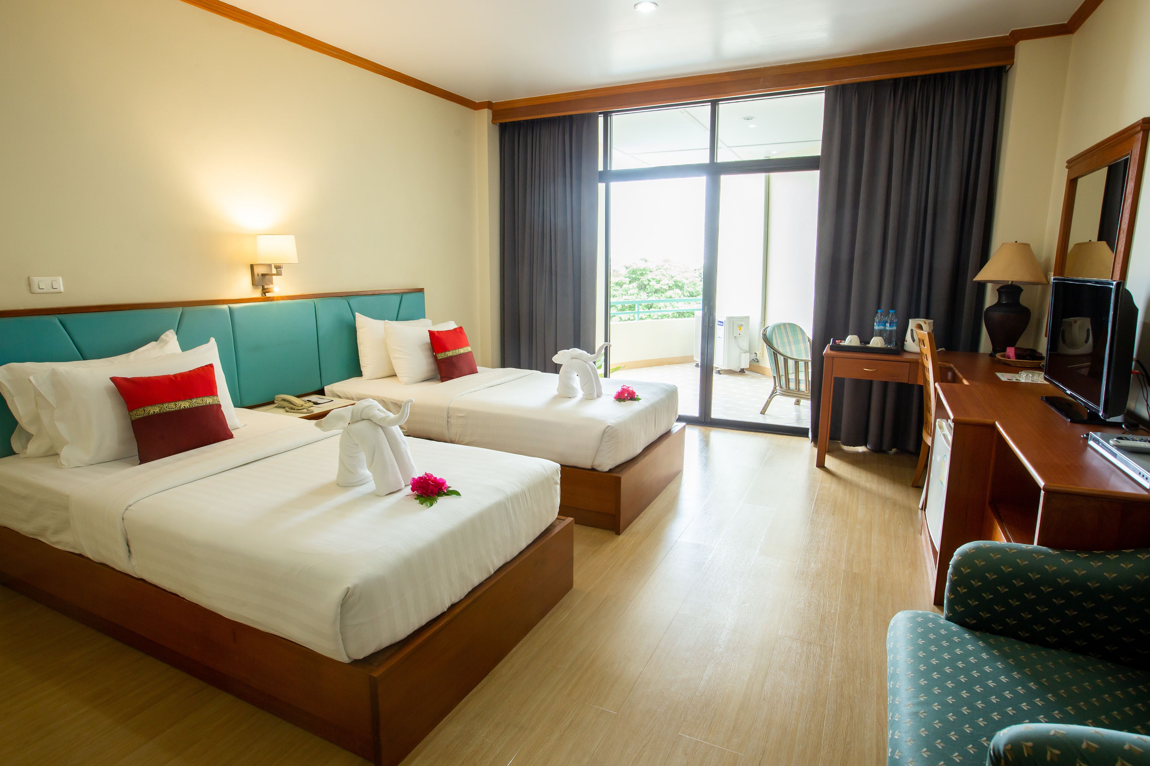 deluxe twin room | hypo-allergenic bedding, in-room safe, desk, blackout curtains