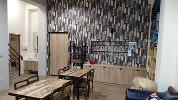 Desayuno de autoservicio (TWD 100 por persona)