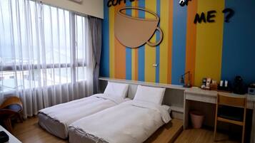 Habitación básica con 2 camas individuales | Escritorio, cortinas blackout, wifi gratis y ropa de cama