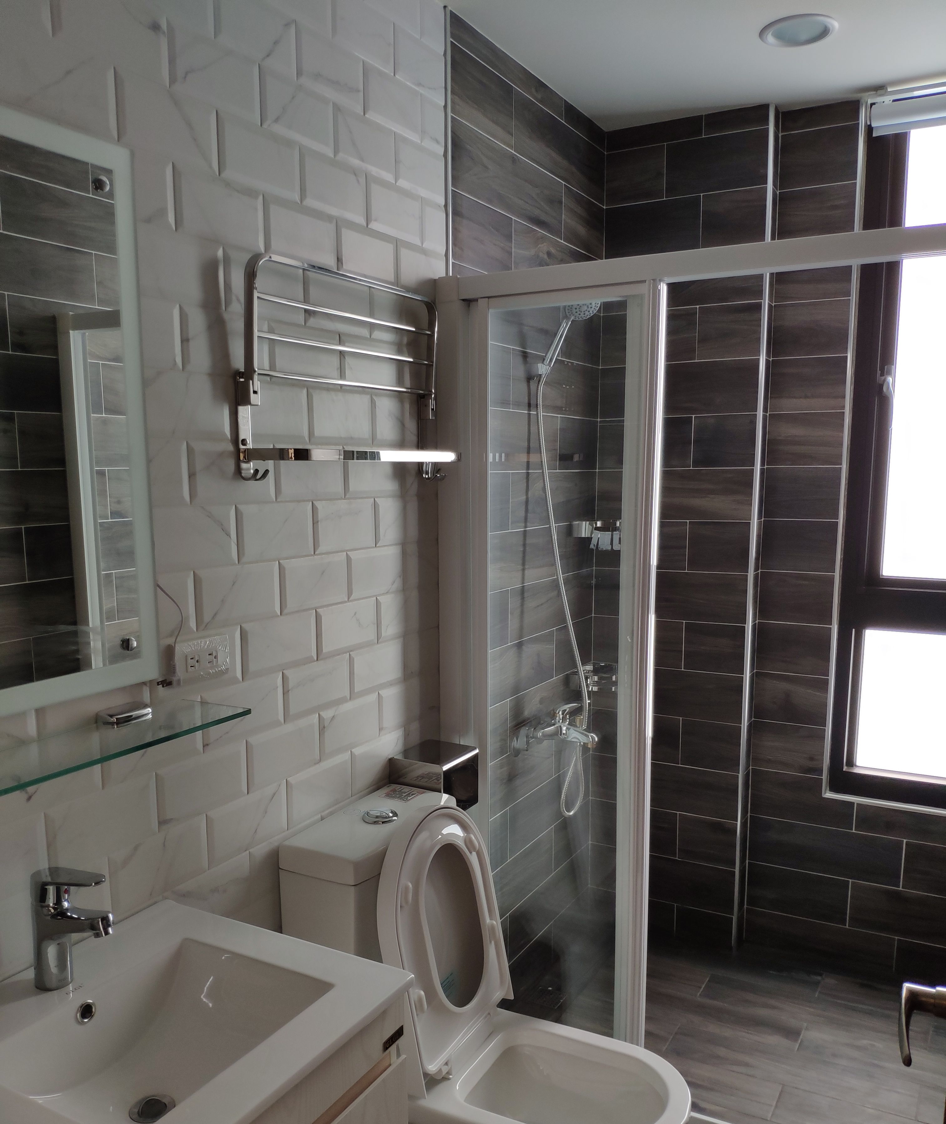 Tweepersoonskamer | Badkamer | Een douche, een regendouche, gratis toiletartikelen, een haardroger