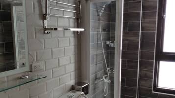 Tweepersoonskamer | Badkamer | Een douche, een regendouche, gratis toiletartikelen, een haardroger