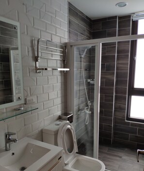 Double Room | Bathroom | Shower, rainfall showerhead, free toiletries, hair dryer - With Togeter B&B (Taichung)