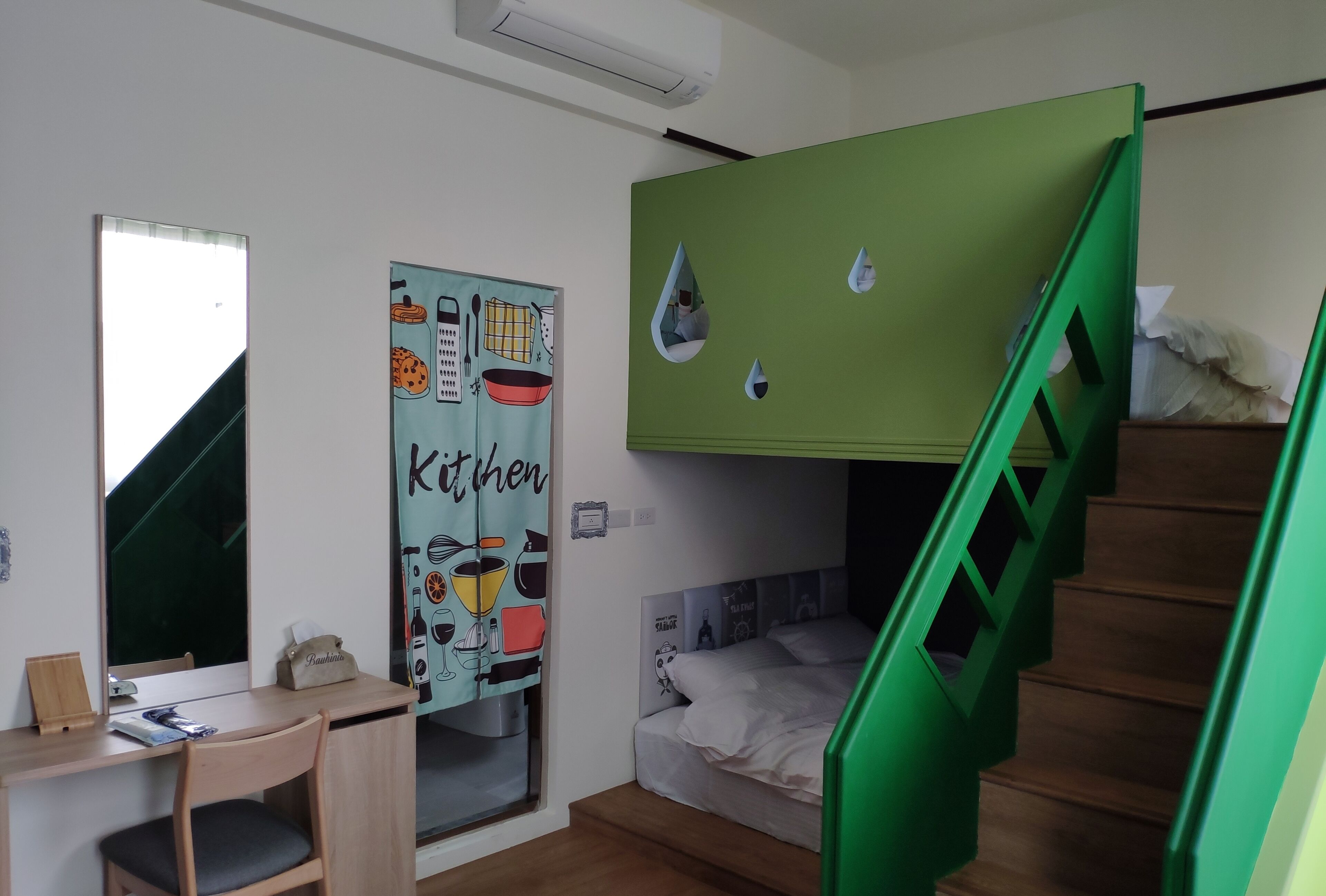 Un dormitorio con una cama litera, un escritorio y una silla.