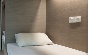 Zimmersafe, Schreibtisch, Verdunkelungsvorhänge, schallisolierte Zimmer