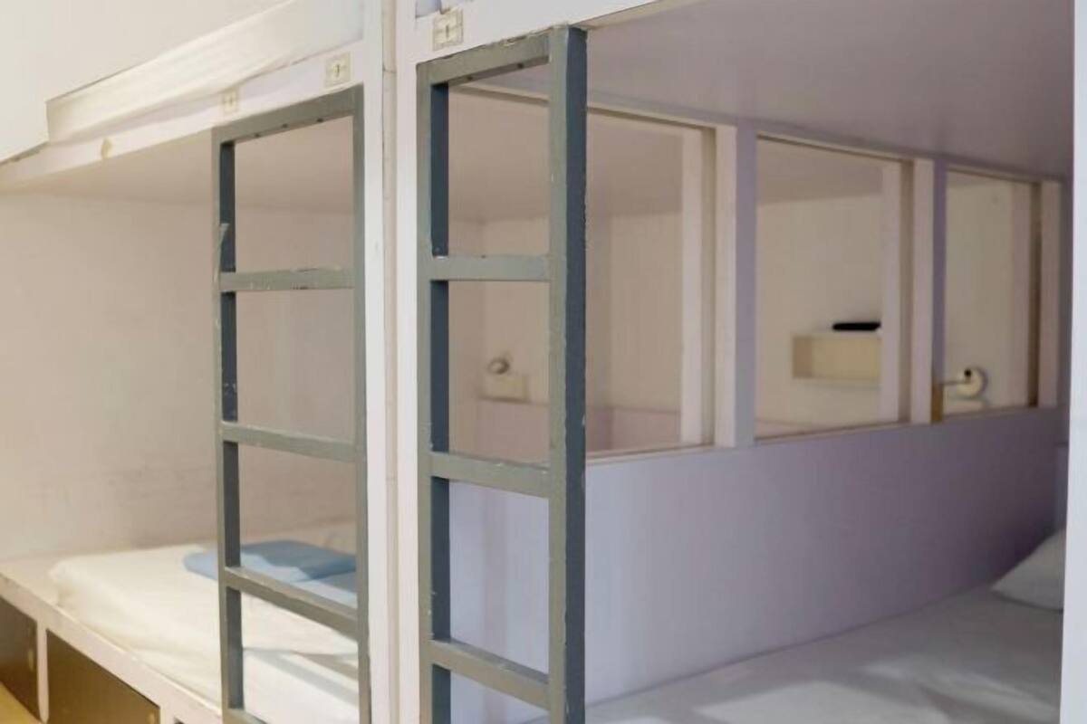 Caja de seguridad en la habitación, escritorio y cortinas blackout