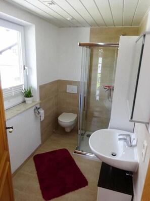 Shower, hair dryer, towels - Vacation apartment Pickert, 25 sqm upper floor, gallery apartment (Bad Endorf)