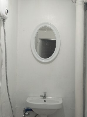 シャワー、ビデ、タオル、シャンプー