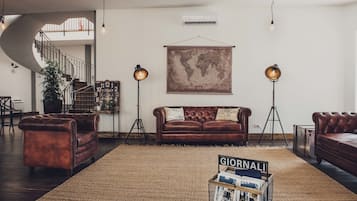 Coin salon dans le hall