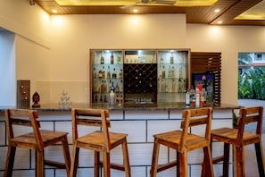 Bar (on property) - La Vaiencia Beach Resort (Morjim)