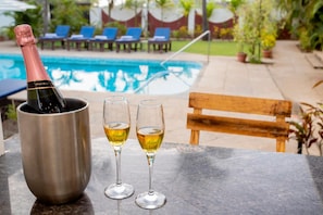 Outdoor pool, pool umbrellas, sun loungers - La Vaiencia Beach Resort (Morjim)