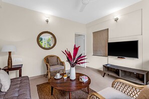 Suite junior, vistas a la piscina | 1 dormitorio, ropa de cama de alta calidad, minibar y caja fuerte