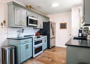 Frigorífico, microondas, horno y placa de cocina