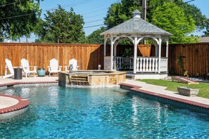 Una piscina al aire libre, una piscina climatizada