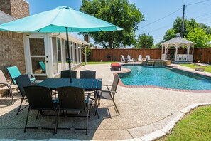 Alberca al aire libre y alberca climatizada