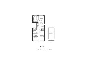 Planta baixa de um hotel mostrando um quarto principal, banheiro, sala de estar, cozinha e uma garagem coberta.