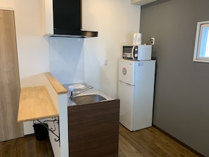 Habitación estándar con 2 camas individuales | Cocina básica privada | Frigorífico, microondas, placa de cocina y utensilios de cocina