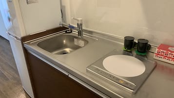 标准双人房 | 私人简易厨房 | 冰箱、微波炉、炉灶、厨具/餐具