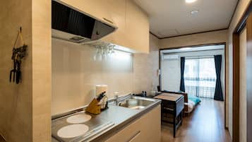 Queen Room | Private kitchenette | Fridge, microwave, stovetop, electric kettle