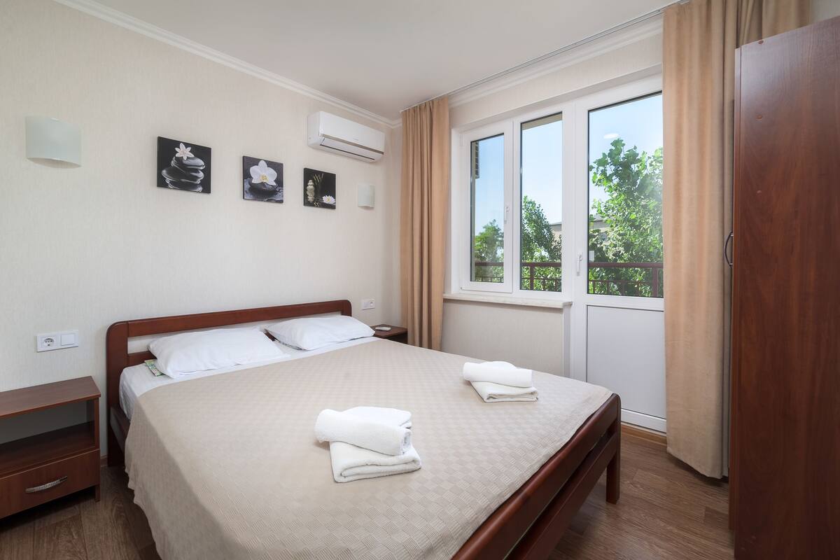In-room safe, iron/ironing board, free WiFi, bed sheets