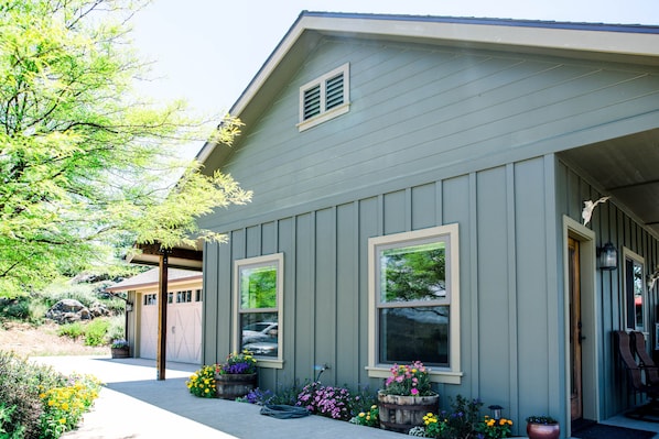 Exterior - Sparkling Hot Tub!-Amazing Mt and Lake Views-Serenity-Abundant Wildlife (Ramona)